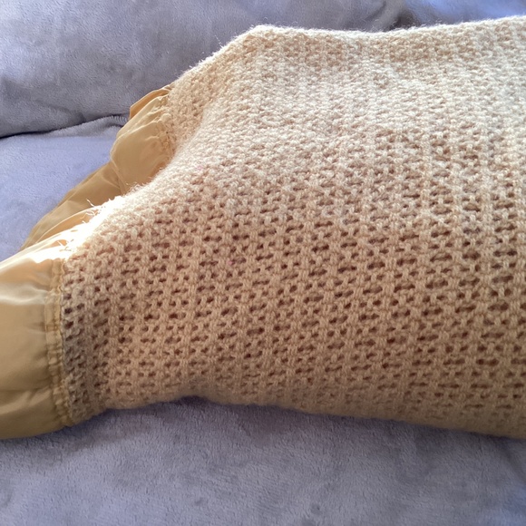 VINTAGE MUTED YELLOW/BEIGE PURE SCOTLAND WOOL SATIN TRIM BLANKET - Picture 9 of 12